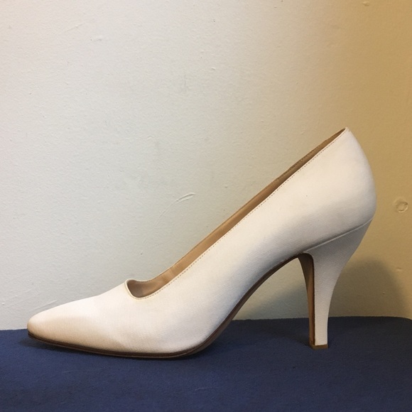 đź‘ Manolo Blahnik BB Pointed Toe White Pumps - Picture 3 of 8